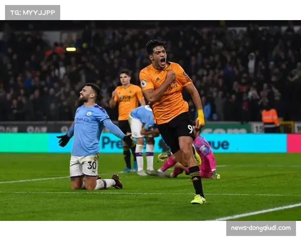 花絮：狼队小将首秀破门后，看台上激动落泪的家人